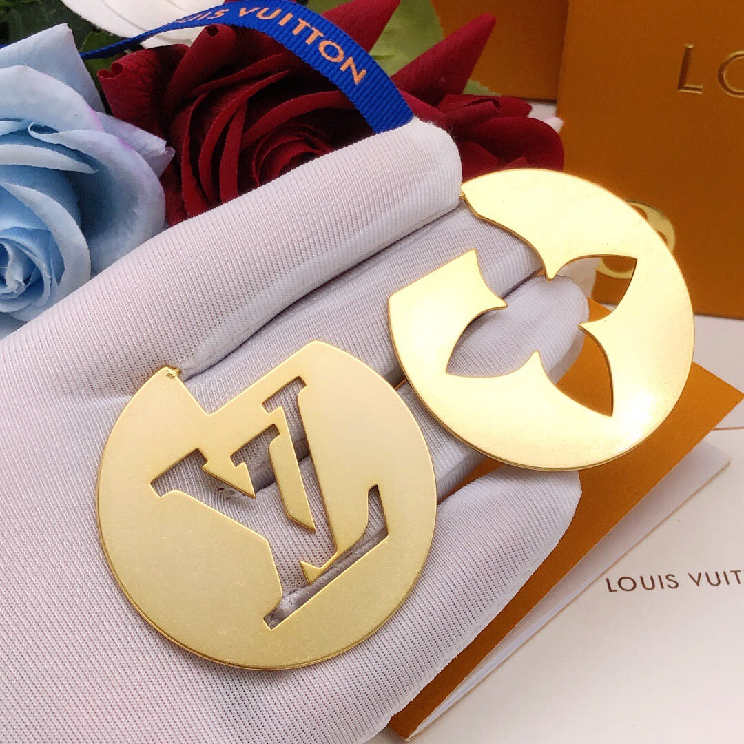 Martin Graham fashion accessory in polished metal-tone – close-up detail