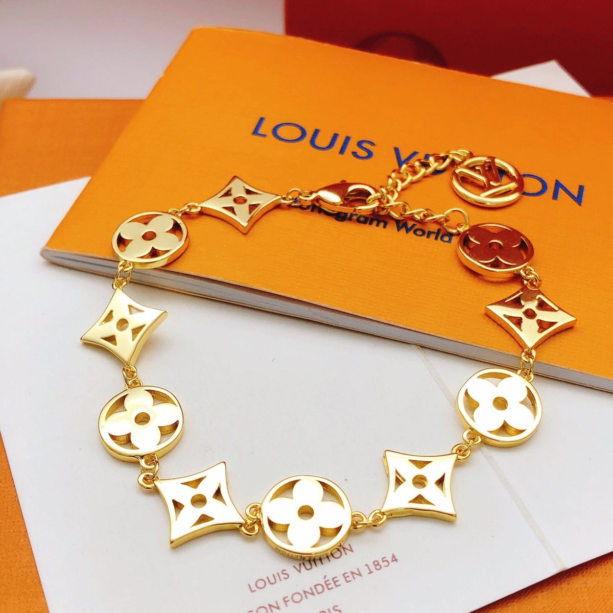 Martin Graham bracelet in polished metal-tone – detail view